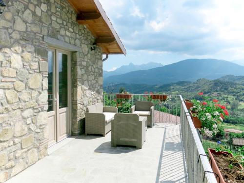 eine Terrasse mit Stühlen und Bergblick in der Unterkunft Apartment Capanna - CNG175 by Interhome in Magnano