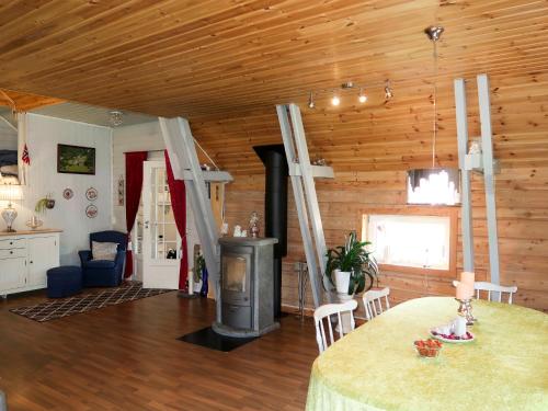 een woonkamer met een fornuis in een houten huis bij Holiday Home Rødehuset - FJH670 by Interhome in Gjelland