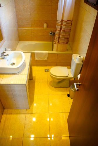 Plotini Hotel tesisinde bir banyo