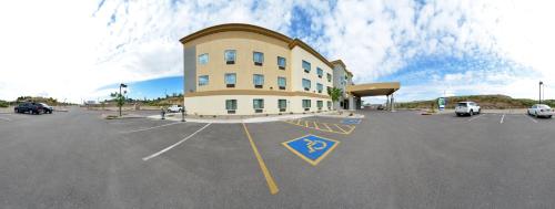 a building with a parking lot in front of it at Holiday Inn Express & Suites Globe by IHG in Globe