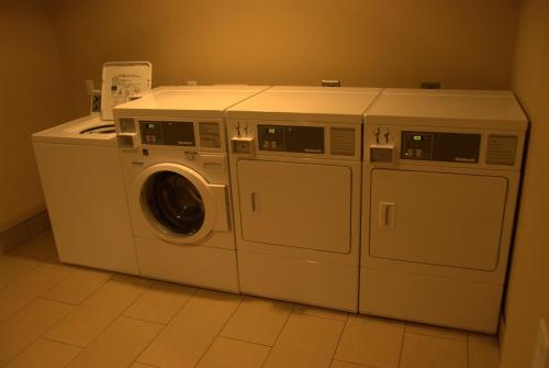 a washer and dryer sitting in a room at Holiday Inn Express & Suites Globe by IHG in Globe