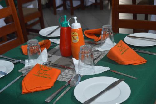 Royal Green Gardens Resort في ناكورو: طاولة خضراء عليها صحون وادوات