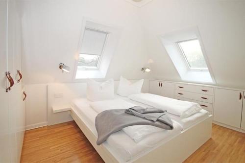 キュールングスボルンにあるVilla-Loewenstein-WE-15-mit-WLAN-9955の白いベッドルーム(ベッド2台、窓2つ付)が備わります。