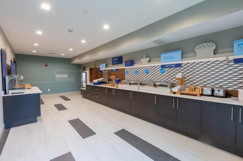 a store with aasteryasteryasteryasteryasteryasteryasteryasteryasteryasteryasteryastery at Holiday Inn Express & Suites Arlington North – Stadium Area by IHG in Arlington