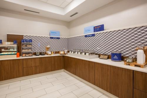 Kuchyň nebo kuchyňský kout v ubytování Holiday Inn Express & Suites Atlanta Southwest-Fairburn