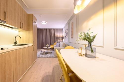 cocina y sala de estar con mesa y sillas en Dozsa Residence, en Oradea