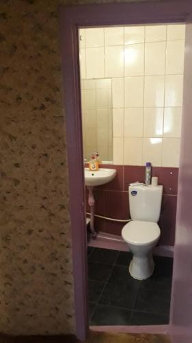 a bathroom with a toilet and a sink at Однокімнатні Апартаменти повністю in Kryvyi Rih