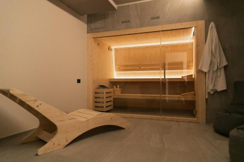 a room with a wooden bench in front of a cabinet at WeLive in Carpi