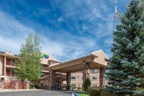 a front view of a hotel with an american flag at Holiday Inn Express Hotel & Suites Gunnison by IHG in Gunnison