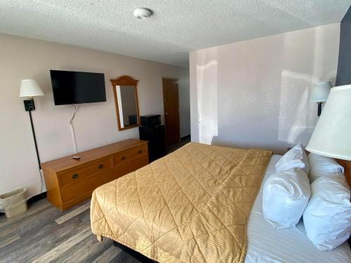 a hotel room with a bed and a television at Motel 6 Marianna, FL in Marianna