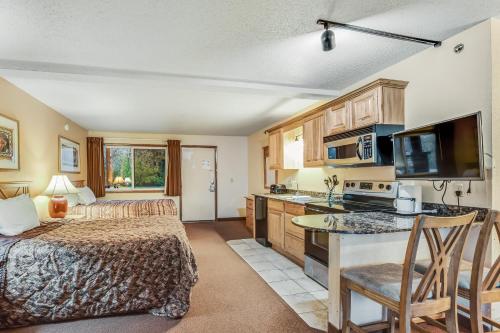 a hotel room with a bed and a kitchen and a room at Chula Vista Villas in Wisconsin Dells