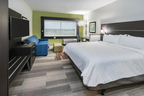 מיטה או מיטות בחדר ב-Holiday Inn Express & Suites Bryan - College Station, an IHG Hotel