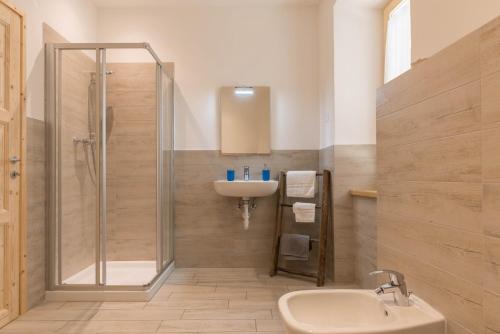 a bathroom with a sink and a shower at Casa di Ada in Segonzano