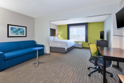 Televisyen dan/atau pusat hiburan di Holiday Inn Express & Suites - Effingham by IHG