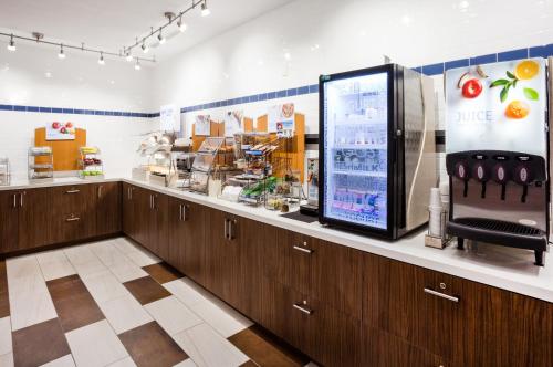 ein Geschäft mit einer Theke mit einem großen Kühlschrank in der Unterkunft Holiday Inn Express & Suites - Dickinson by IHG in Dickinson