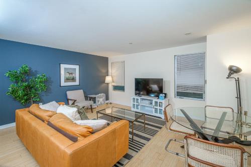 ein Wohnzimmer mit einem Sofa und einem Tisch in der Unterkunft Evonify Stays - Theatre District Apartments in Boston