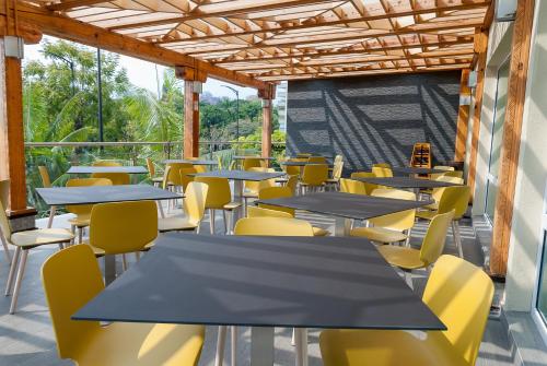 a row of tables and chairs in a restaurant at Holiday Inn Express & Suites Cuernavaca by IHG in Cuernavaca