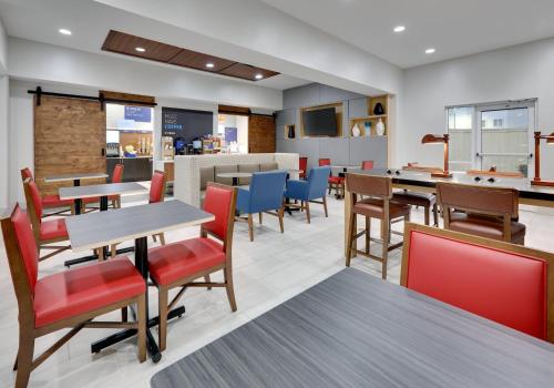 A seating area at Holiday Inn Express Hotel & Suites Cleburne, an IHG Hotel