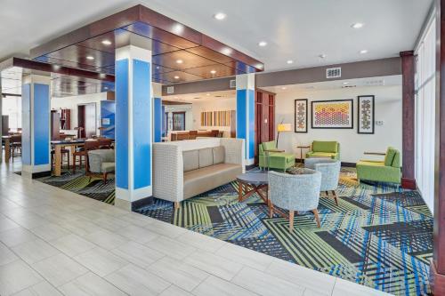 Area lobi atau resepsionis di Holiday Inn Express & Suites El Paso East-Loop 375, an IHG Hotel