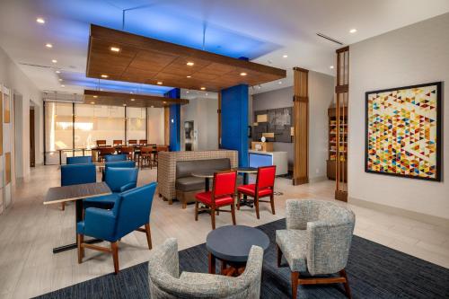 Zona de estar de Holiday Inn Express & Suites Chatsworth by IHG