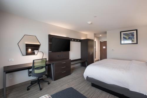 Postel nebo postele na pokoji v ubytování Holiday Inn Express & Suites Chicago - Hoffman Estates by IHG