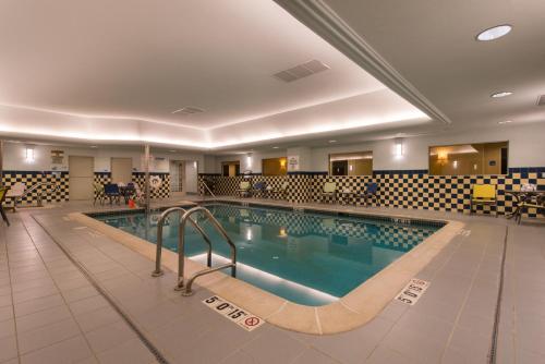 une grande piscine dans un hôtel dans l'établissement Holiday Inn Express and Suites Dickson City, an IHG Hotel, à Dickson City