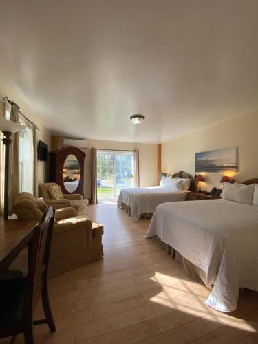 ブライトンにあるTimber House Resortのベッド2台とソファが備わるホテルルームです。