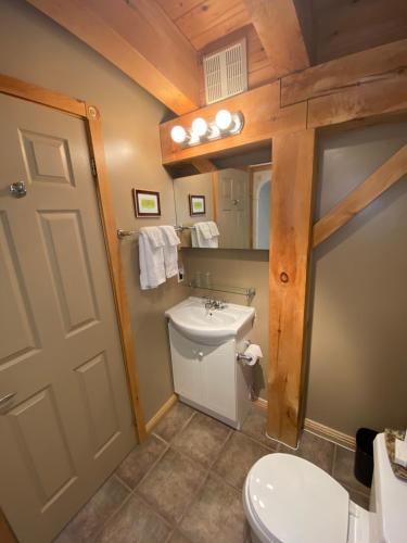Ett badrum på Timber House Resort