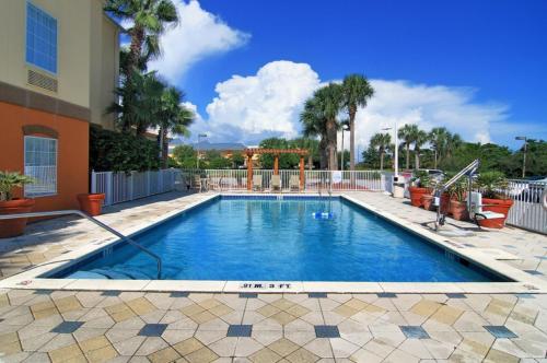 a swimming pool in the middle of a building at Holiday Inn Express Destin E - Commons Mall Area by IHG in Destin
