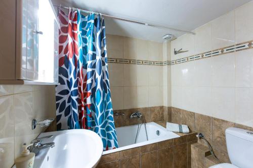 Et badeværelse på Antheon - Three Bedroom Villa with Private Pool