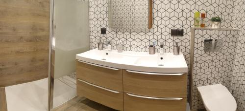y baño con lavabo y ducha. en Apartamenty Bella Vista, en Zakopane