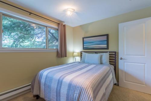 a bedroom with a bed and a window at the Romeo, Best Area, 2 Bedrooms, WD, Jacuzzi Bath, No Stairs, New Carpet, 825sf in Tacoma