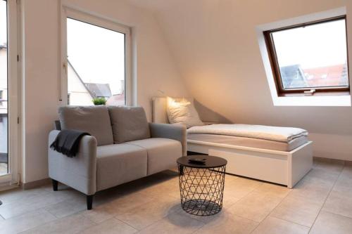 ein Wohnzimmer mit einem Sofa und einem Tisch in der Unterkunft 1-Zimmer Apartment in Top Lage in Filderstadt in Filderstadt