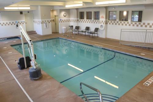 Holiday Inn Express & Suites Cheney, an IHG Hotel tesisinde veya buraya yakın yüzme havuzu