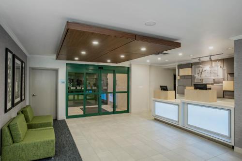 Кухня или мини-кухня в Holiday Inn Express & Suites Medicine Hat by IHG
