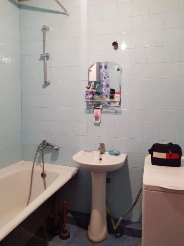 y baño con lavabo y bañera. en Hostel Levan, en Tiflis