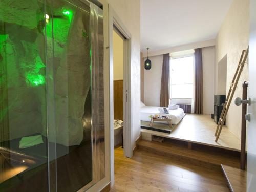 ein Bad mit einer Dusche und ein Zimmer mit einem Bett in der Unterkunft iRooms Pantheon & Navona in Rom