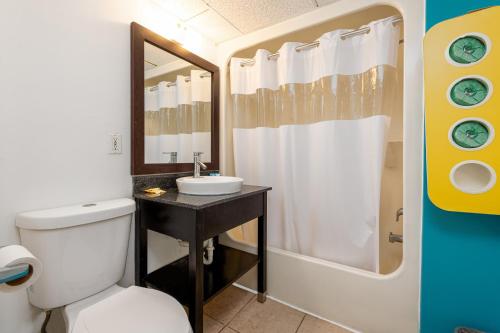bagno con servizi igienici bianchi e lavandino di AIRE Hotel North Beach Jersey Shore a Seaside Heights