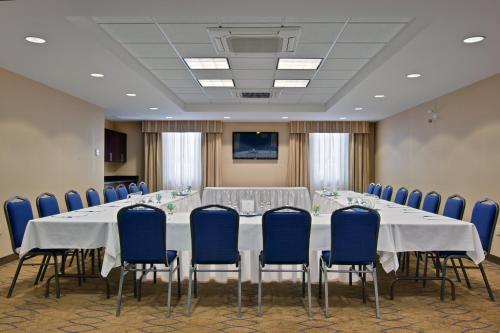 Comfort Inn & Suitesにあるビジネスエリアまたは会議室