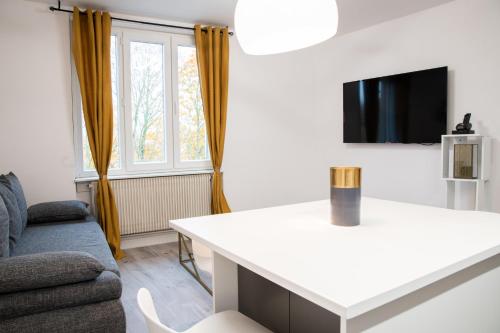 a living room with a couch and a table at *Le Tendance appart* in Village-Neuf