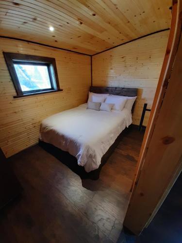 A bed or beds in a room at Deer Creek Pony Express Cabin