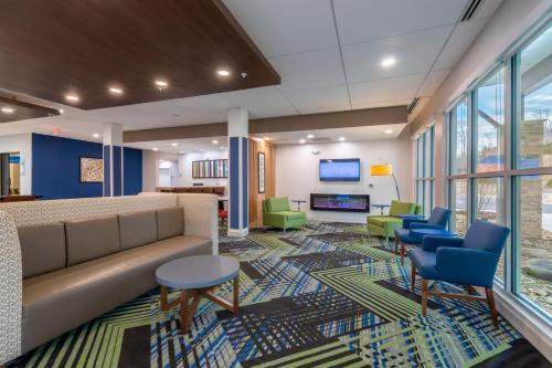 The lounge or bar area at Holiday Inn Express & Suites - Marion, an IHG Hotel
