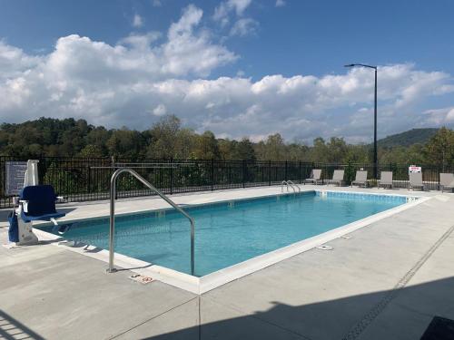 A piscina em ou perto de Holiday Inn Express & Suites - Marion, an IHG Hotel