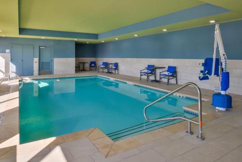 Kolam renang di atau dekat dengan Holiday Inn Express & Suites - Kansas City - Lee's Summit, an IHG Hotel