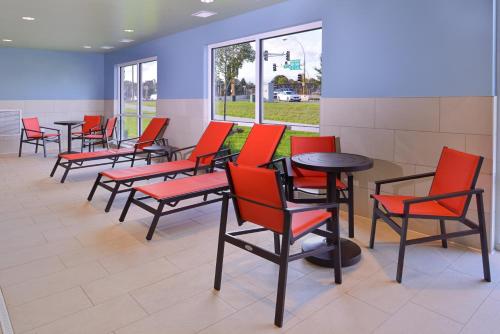 a row of chairs and tables in a waiting room at Holiday Inn Express & Suites - Mall of America - MSP Airport by IHG in Bloomington