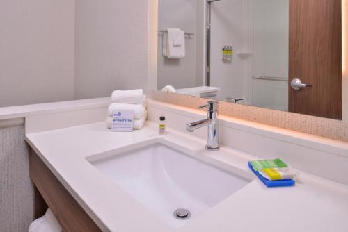 ห้องน้ำของ Holiday Inn Express & Suites - Mall of America - MSP Airport, an IHG Hotel