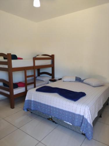 two twin beds in a room with at Vô Pedrinho in Olímpia