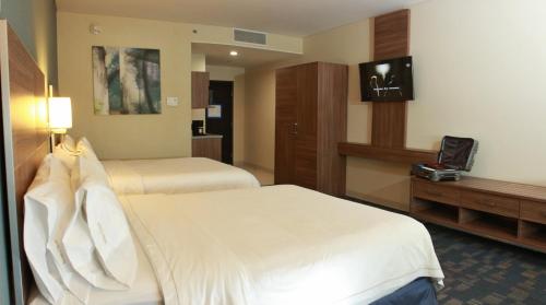 Un pat sau paturi într-o cameră la Holiday Inn Express & Suites Mexicali, an IHG Hotel