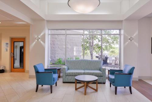 Area soggiorno di Holiday Inn Express Hotel & Suites Mooresville - Lake Norman by IHG