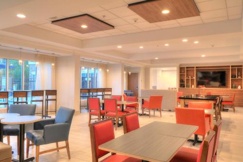 Area soggiorno di Holiday Inn Express Hotel & Suites Mobile Saraland by IHG